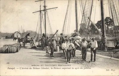 Paimpol — L'Arrivée des Pêcheurs Islandais, les Pêcheurs Bretonnnes emportant les agrès des goélettes — ND. Phot.