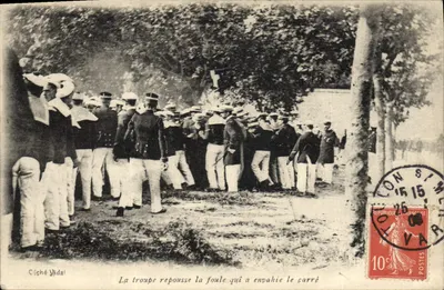La troupe repousse la foule qui a envahie le carré — Cishé Vadal — édition non identifiée