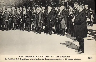 Catastrophe de la "Liberté" - Les obsèques — Le Président de la République et les Membres du Gouvernement pendant la Cérémonie religieuse — Éditeur B.P.D.