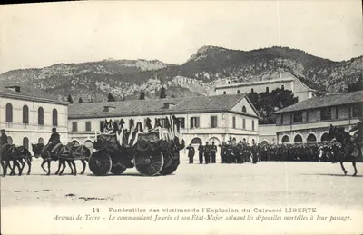 Funérailles des victimes de l'Explosion du Cuirassé LIBERTE — Arsenal de Terre — Éditeur : Etablissements d'Impressions Phototypiques Marils Bar - Toulon, n°12