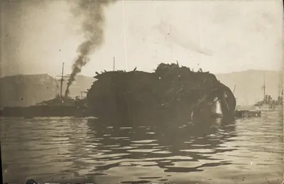 Navire en débris dans un port — Photographie de Croissant, Paris-Sucres — n°39