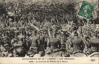 Catastrophe de la "Liberté" - Les obsèques - Défilé - La Couronne du Ministre de la Marine — ELD