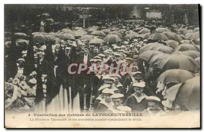 Funérailles des victimes du LATOUCHE-TRÉVILLE — Le Ministre Thomson et les autorités locales conduisant le deuil. — Photographie Marin Bar, Toulon.