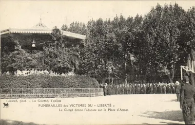 Funérailles des victimes du « Liberté » — Le clergé donne l'absoute sur la place d'armes — Giraud, phot. — La Colette, Toulon