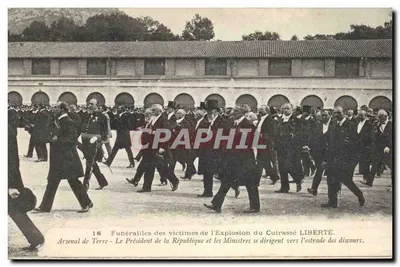 Funérailles des victimes de l'Explosion du Cuirassé LIBERTE — Arsenal de Toulon — Éditeur : MARCIS BÂR-TOULON