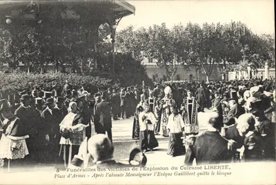 Funérailles des victimes de l'Explosion du Cuirassé LIBERTÉ — Place d'Armes — Après l'absoute, Monseigneur l'Évêque Guillibert quitte le kiosque