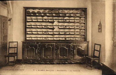 Musée Basque - Bayonne - La Cuisine — exposition de vaisselle dans un buffet en bois sculpté