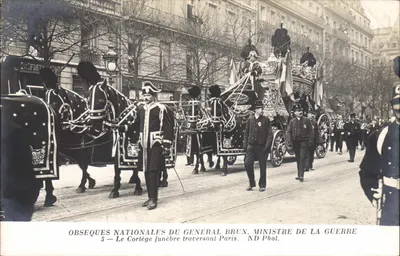 Obseques Nationales du Général Brun, Ministre de la Guerre — Le cortège funèbre traversant Paris — ND Phot.