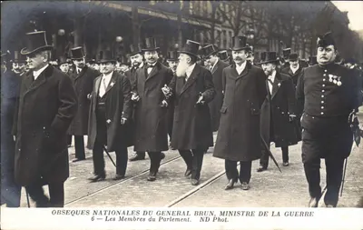 Obseques nationales du général Brun, ministre de la guerre — Les membres du Parlement — ND Phot.