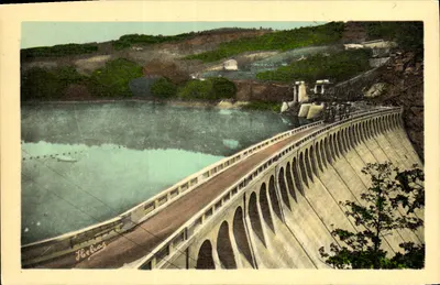 Barragem de Sarrans — A dique e a estrada que passa no topo — Foto "Thelias"