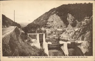 Trabalhos na Truyère - O Barragem da Cadenne, válvulas fechadas, à esquerda a estrada de Mur-de-Barrez