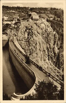 Barragem de Sarrans — Estrada sobre a crista da dique — Les Arts Graphiques, Toulouse