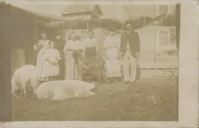 Família ou grupo diante de um curral de galinhas — editor desconhecido, número de série não visível