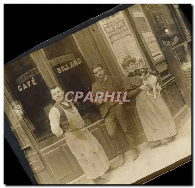 Café Billard — cena de rua com três pessoas e cachorro — editor desconhecido