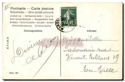 Kobieta w niebieskim stroju karmiąca szczeniaki — dekor z trójkątów — wydawca K.V.B. n° 685 — Rewers