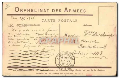 Enfant en tenue de kilt saluant un soldat britannique — Orphelinat des Armées, Paris — Verso