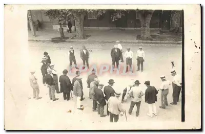 Grupo de homens em traje da época — rua arborizada — editor desconhecido