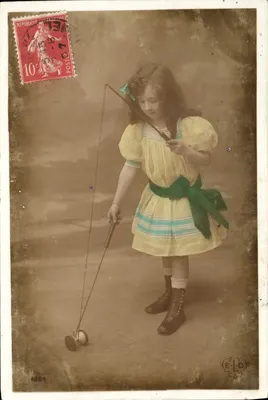 Fille jouant au yo-yo — Éditeur E.L.D. n°2284