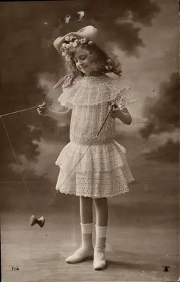Menina brincando com yo-yo — editor anônimo, n° 714