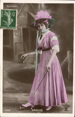 Mulher em vestido rosa com estampado — ginásio — Reutlinger Paris n°2275