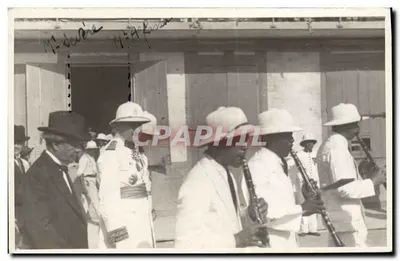 Ceremonia militar en Allassa — Músicos en uniforme blanco — Editor no identificado