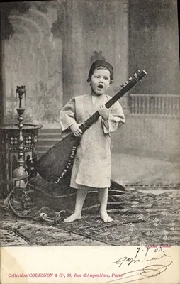 Bambino in abito orientale che suona uno strumento — Collezione COUESNON & Cie, Rue d'Angoulême, Parigi