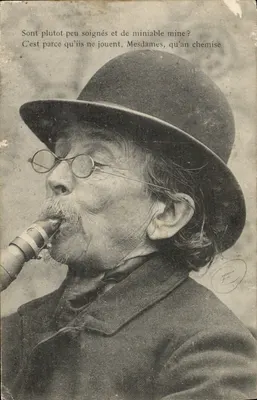 Homme à chapeau melon et lunettes — jouant d'un instrument à vent — éditeur E (monogramme) sur la carte