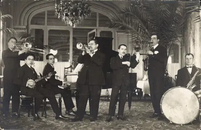 Banda jazz — Musicisti in abito da sera — Cartolina