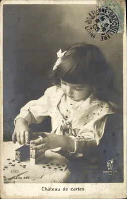 Bilhete postal antigo Criança Castelo de Cartas
