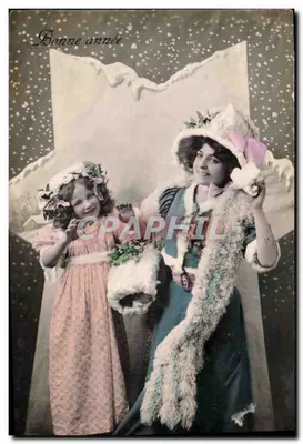 Deux jeunes filles en tenue de Noël — éditeur inconnu, n° de série non visible