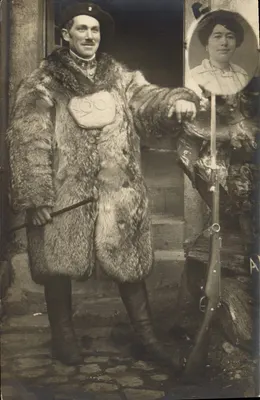 Soldat en manteau de fourrure — 1900 — éditeur T. Faurrure