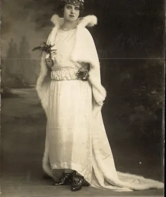 Femme en robe blanche et manteau de fourrure — Montpellier — éditeur Spaëty-Grand, n° de série non visible