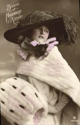 Jeune femme en chapeau à plumes — Bonne et Heureuse Année — photographe RR n°4055/6