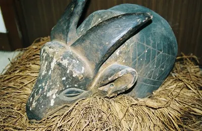 TReS BeAu MAsQUE BUFFLE AfRiCAiN AnCIEN (Africa mask)