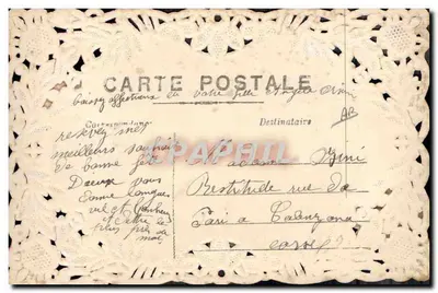 Mão segurando um buquê de rosas — 'Eu trago sorte' — Cartão postal decorado com renda — Verso