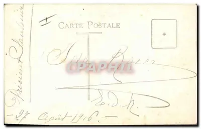 Jeune femme assise — portrait en extérieur — éditeur non visible — Verso