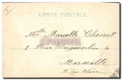 एक बड़े लकड़ी के अक्षर C में बैठी महिला — प्रकाशक चोरेस, संख्या 1903 — पीछे