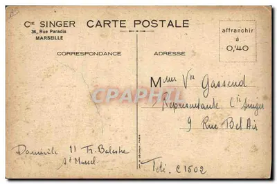 Maman heureuse avec sa machine à coudre Singer — scène de vie domestique — éditeur CIE SINGER, Marseille — Verso