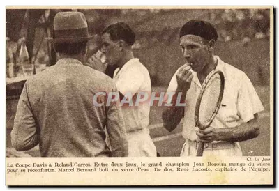 Die Davis Cup-Partie bei Roland-Garros — zwischen Spielen trinkt Marcel Bernard Wasser und René Lacoste isst Zucker — Cl. Le Jour