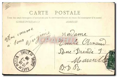 Jeune femme en costume traditionnel — devant un mur et une porte — éditeur anonyme — Verso
