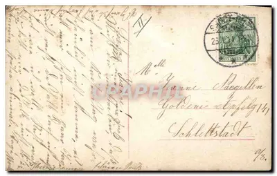 Mulher em vestido antigo perto de uma grande letra V — GC 4000/22 — Verso