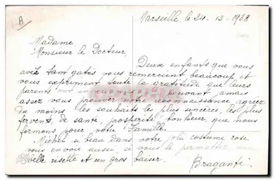 Niño en traje de Navidad — disparando un cañón de fiesta — texto de felicitaciones — Reverso