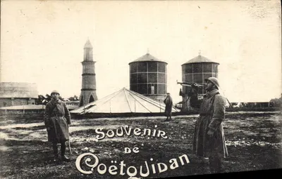 Soldados diante dos reservatórios de água de Coëtquidan — Lembrança de Coëtquidan