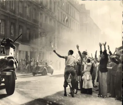 Giải phóng Paris — 54 - Những xe tăng đến — REAL-PHOTO & C.A.P. - PARIS
