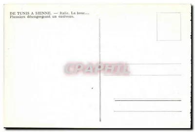 Pioneiros desentupindo um cano — Itália. Texto impresso: 'DE TUNIS A SIENNE. — Itália. A lama.... Pioneiros desentupindo um cano.' — Verso