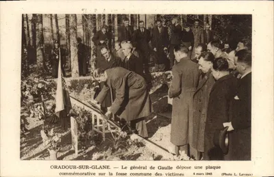 Oradour-sur-Glane — Tổng thống de Gaulle đặt một tấm bia tưởng niệm lên hố chung của các nạn nhân — Ảnh của L. Lavaux