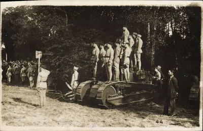 Soldados em um tanque de assalto — demonstração militar — editor LEONAR n°1700