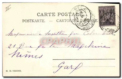 Joven mujer con sombrero de plumas — retrato — editor no identificado — Reverso