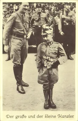 Adolf Hitler e um jovem garoto em uniforme — Der große und der kleine Kanzler — Repro