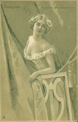 Femme en robe à volants — effet de transparence — Cavallieri